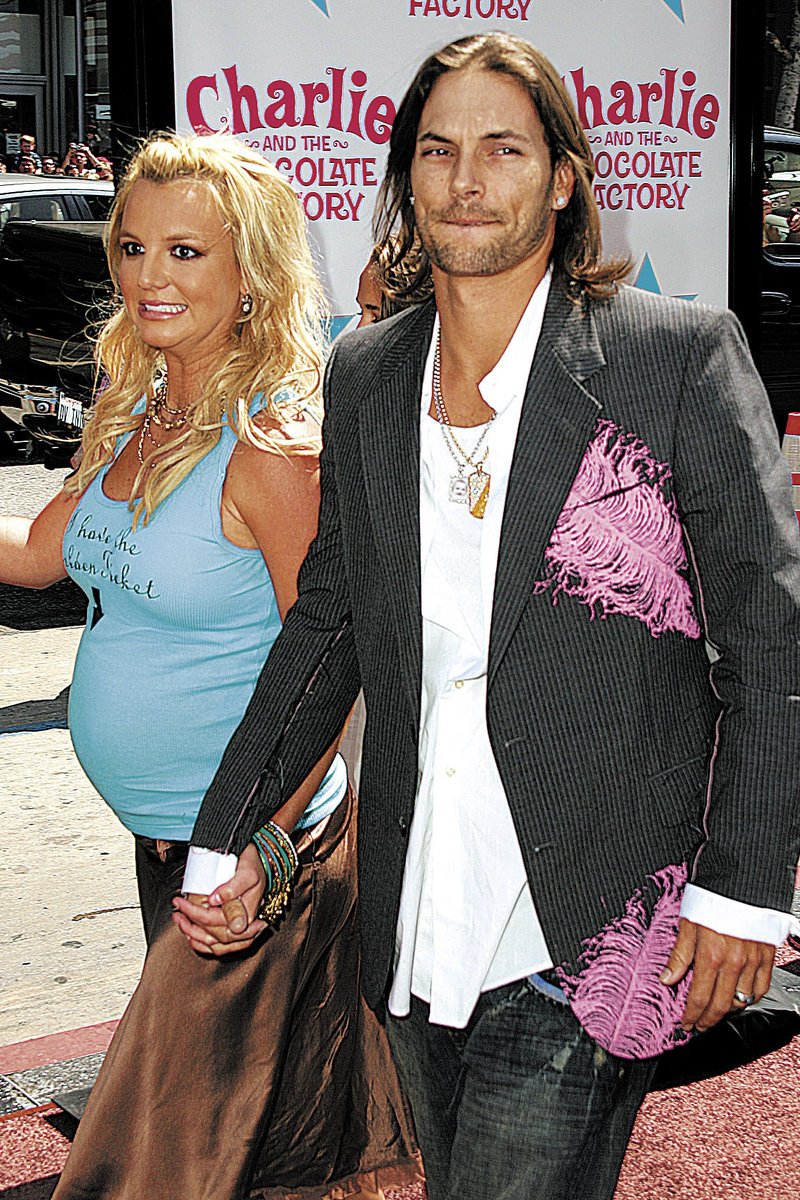 Britney (34) se zamilovala do jednoho ze svých tanečníků Kevina Federlina v roce 2004. V té době byl ale zasnoubený s Shar Jackson a čekali spolu druhé dítě. Nehledě na to Britney s Kevinem pokračovala v jejich vztahu a jen o tři měsíce později se zasnoubili. Jejich pohádka trvala ale jen dva roky, v roce 2006 Britney požádala o rozvod. Společně mají dva syny.