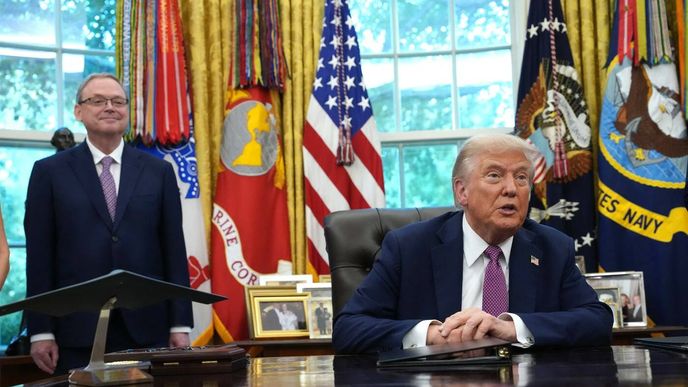 Kevin Hassett, Trumpův ekonom číslo jedna a podle médií i trhu favorit na nového šéfa FEDu. Kevin Hassett, Trumpův ekonom číslo jedna a podle médií i trhu favorit na nového šéfa FEDu.