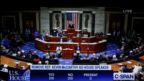 Kevin McCarthy neustál hlasování o setrvání v čele dolní komory Kongresu (3. 10. 2023).