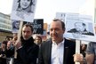 Herci Kevin Spacey a Jude Law nahlas protestovali v Londýně proti potlačování základních lidských práv a omezování svobody v této zemi.