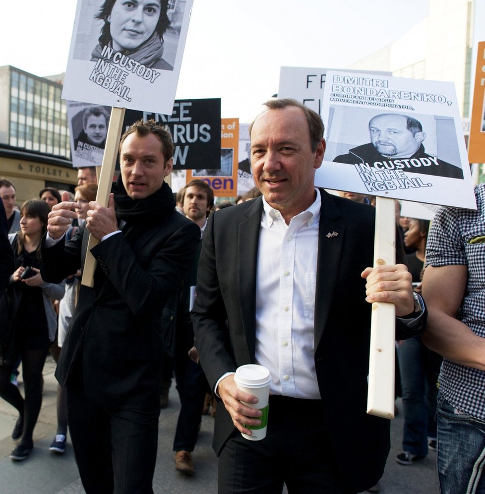 Herci Kevin Spacey a Jude Law nahlas protestovali v Londýně proti potlačování základních lidských práv a omezování svobody v této zemi.
