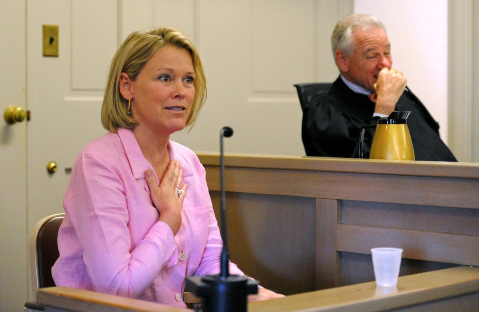 Matka údajné oběti během soudního slyšení, kde se Kevin Spacey dozvěděl rozsudek