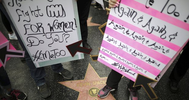 Demonstrující šlapají na hvězdu Kevina Spaceyho na hollywoodském chodníku slávy.