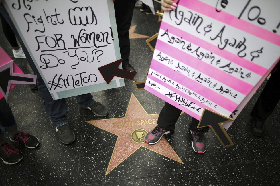 Demonstrující šlapají na hvězdu Kevina Spaceyho na hollywoodském chodníku slávy.