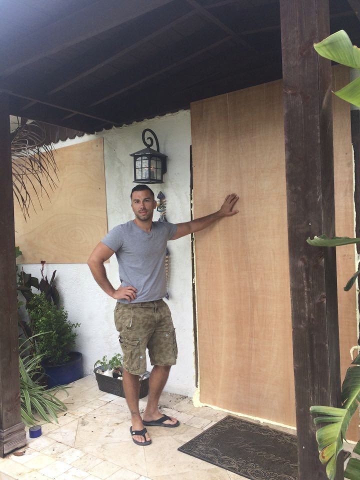 Dan Vávra žije na Key Westu. S přáteli zabednil dům a čeká, co v noci přijde.