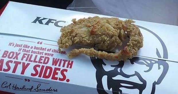 Máte rádi KFC? Pak se nedívejte, co místo kuřete dostal nebohý zákazník