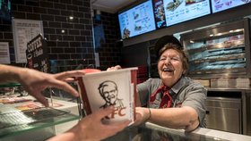 V JAR zatkli muže, který díky podvodu rok jedl v KFC zadarmo
