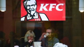 Řetězci s rychlým občerstvením KFC dochází kvůli koronaviru kuřata. (Ilustrační foto)