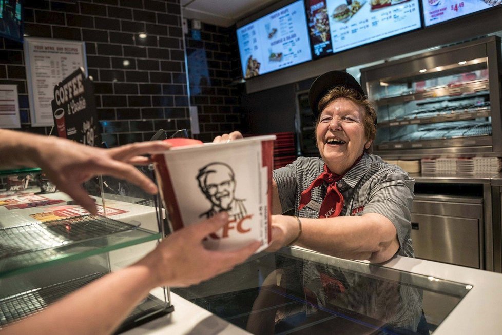 V JAR zatkli muže, který díky podvodu rok jedl v KFC zadarmo