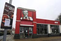 KFC muselo uzavřít stovky restaurací. Řetězci selhala dodávka kuřat