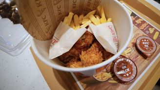 KFC poprvé reaguje na skandál. Tvrdí, že restaurace jsou bezpečné, personál přeškolí KFC poprvé reaguje na skandál. Tvrdí, že restaurace jsou bezpečné, personál přeškolí