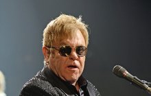 Infekční Elton John naštval fanoušky
