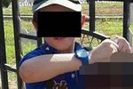 Foto, které zděsilo Austrálii. Syn australského teroristy drží hlavu syrského vojáka