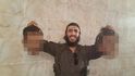 Brutální snímek se objevil na twitterovém účtu Khaleda Sharroufa, který si v minulosti odpykal vězeňský trest za plánování teroristických útoků v Austrálii a nyní se připojil k členům radikální organizace Islámský stát bojujícím v Sýrii.