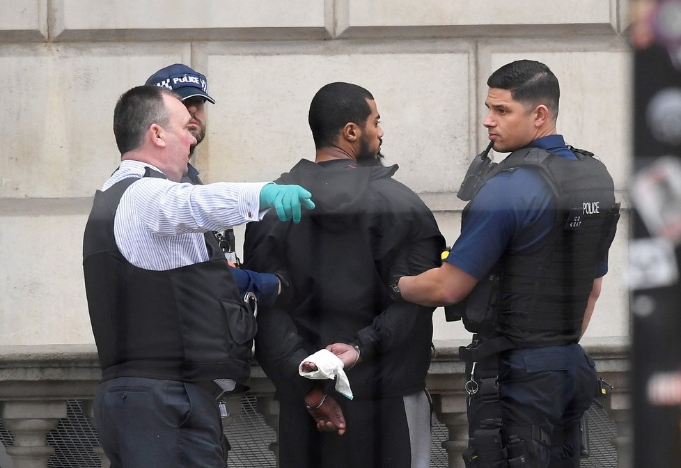 Khalid Mohammed Omar Ali v doprovodu policie. Zatčen byl pro podezření z přípravy teroristického útoku. Soud mu za to v pátek udělil trest - 3 doživotí. (foto z 27. dubna 2017)