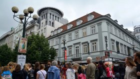 Ulice byly k nehnutí. Nejen průvod, ale i davy nadšených turistů zastavily rušnou ulici.