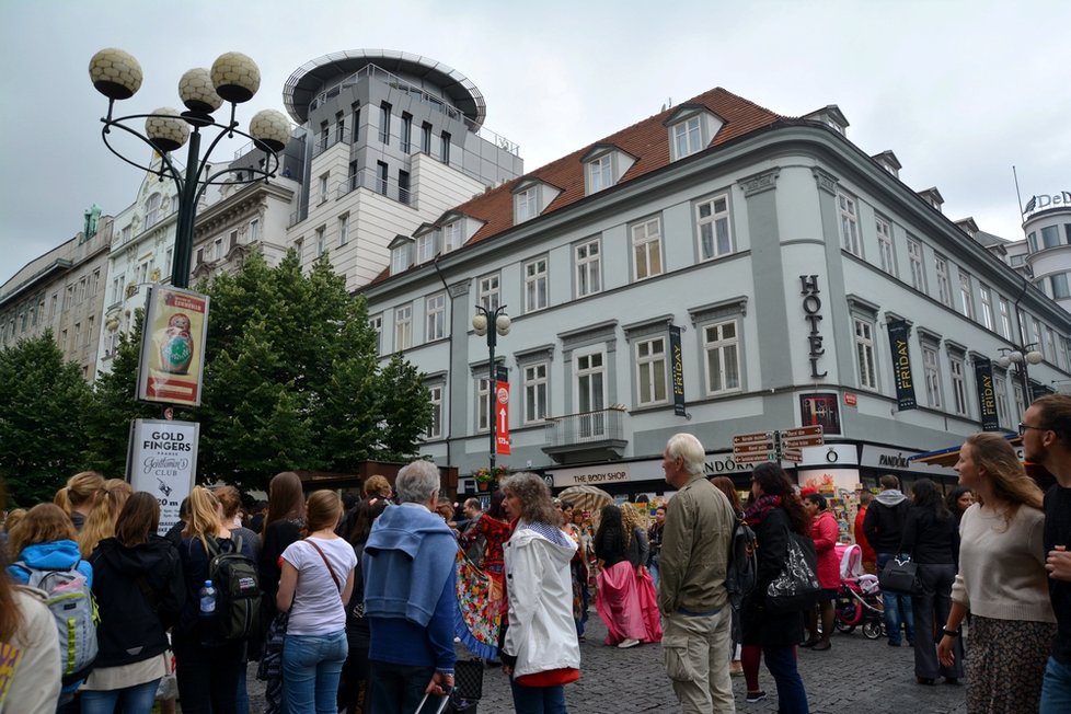 Ulice byly k nehnutí. Nejen průvod, ale i davy nadšených turistů zastavily rušnou ulici.