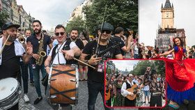 Centrem Prahy prošlo defilé k 20. ročníku romského festivalu Khamoro. Hudba a tanec potěšily mnoho přihlížejících.