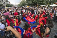Paleta barev v centru Prahy: Městem prošel průvod romského festivalu Khamoro