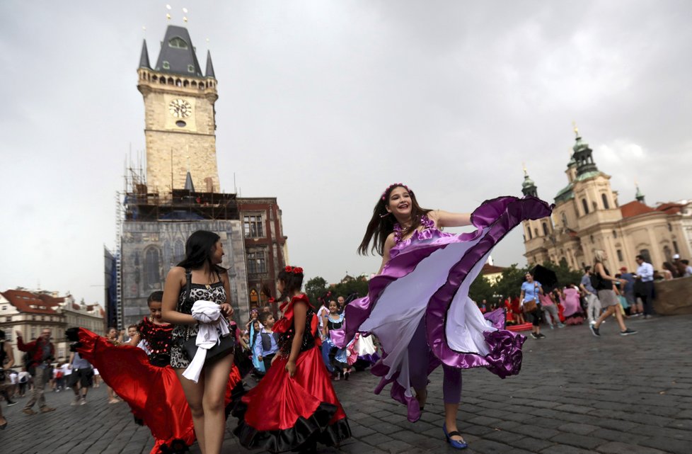 Prahou prošlo tradiční defilé účinkujících festivalu Khamoro.