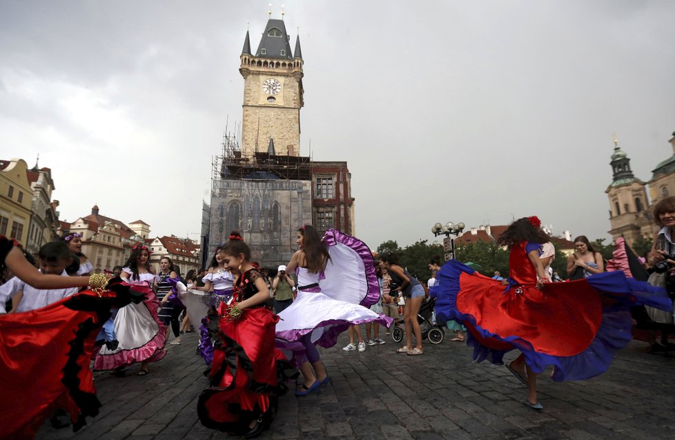 Prahou prošlo tradiční defilé účinkujících festivalu Khamoro.