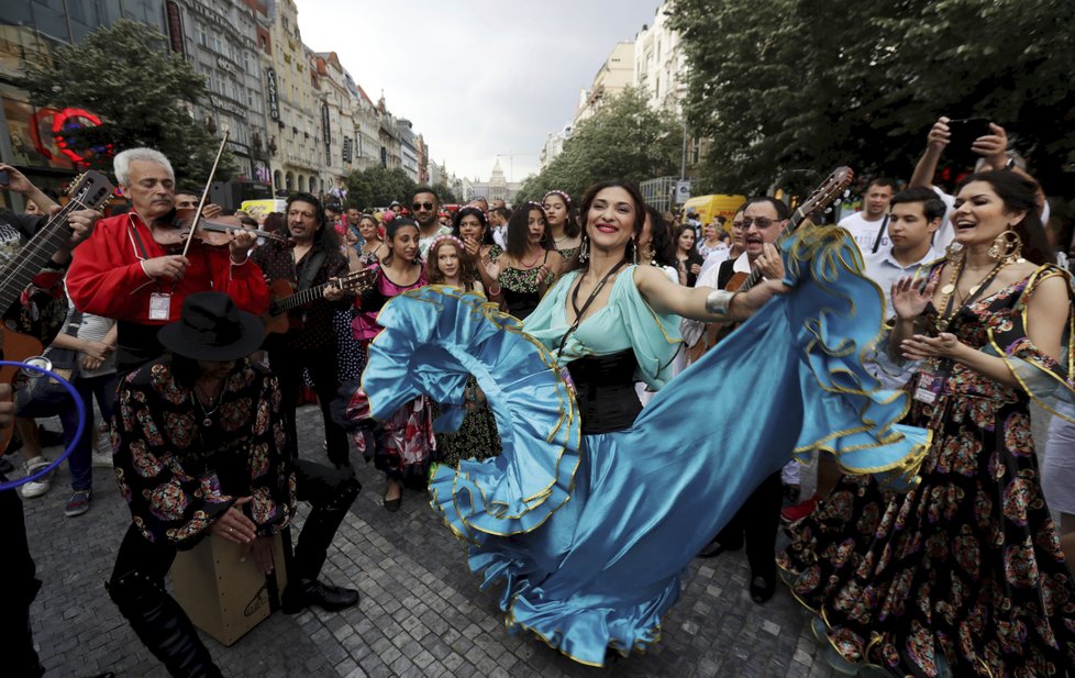 Prahou se rozezněla romská hudba při tradičním defilé účinkujících festivalu Khamoro.