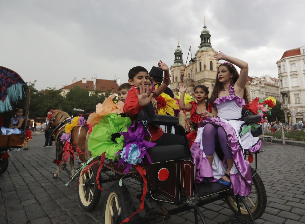 Centrem Prošli tanečníci a muzikanti romského původu, kteří se do metropole sjeli kvůli největšímu romskému festivalu Khamoro.