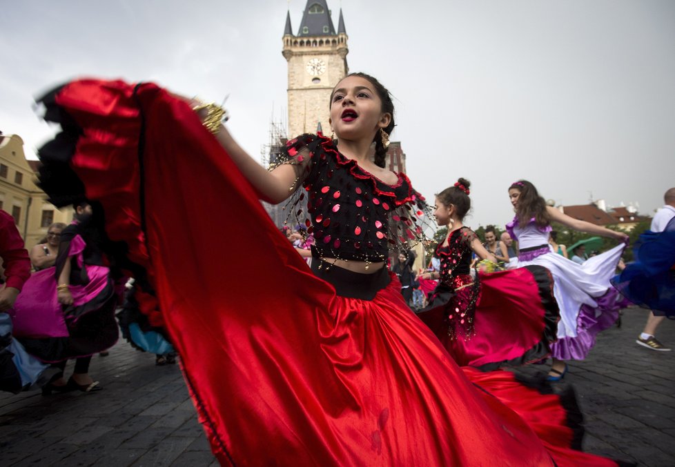 Centrem Prošli tanečníci a muzikanti romského původu, kteří se do metropole sjeli kvůli největšímu romskému festivalu Khamoro.