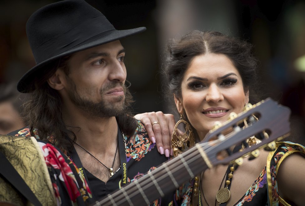 Centrem Prošli tanečníci a muzikanti romského původu, kteří se do metropole sjeli kvůli největšímu romskému festivalu Khamoro.