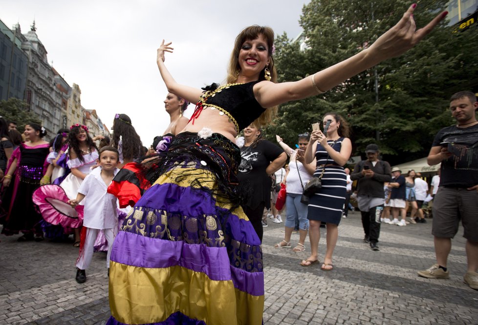 Centrem Prošli tanečníci a muzikanti romského původu, kteří se do metropole sjeli kvůli největšímu romskému festivalu Khamoro.