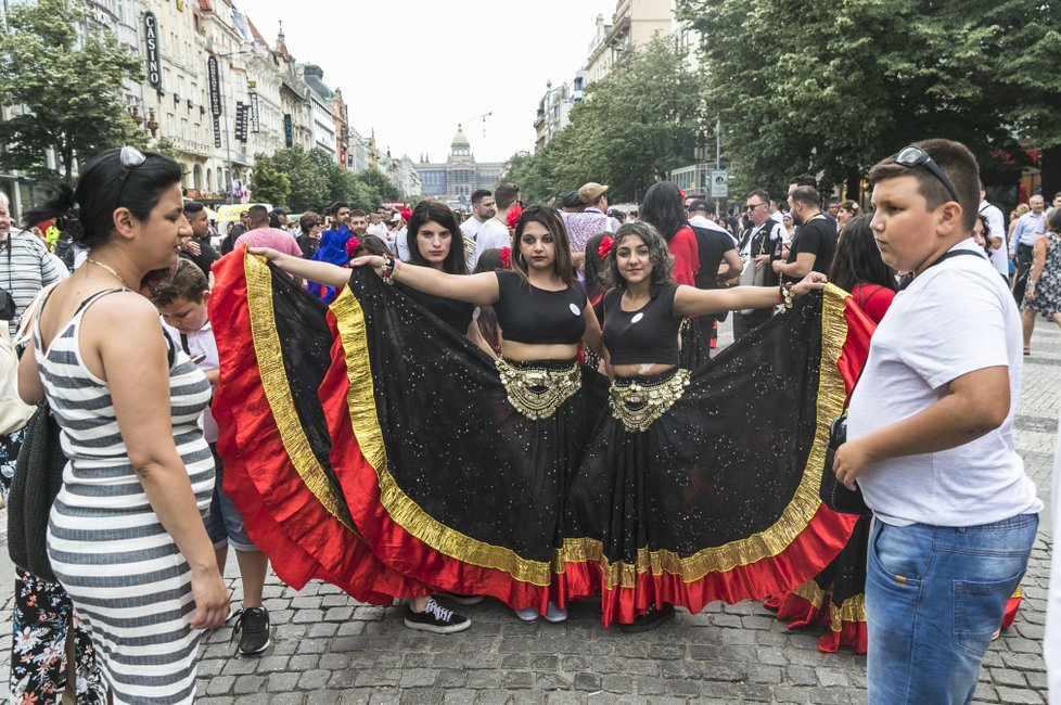 Romské tanečnice dávaly na odiv nápaditost svých šatů.