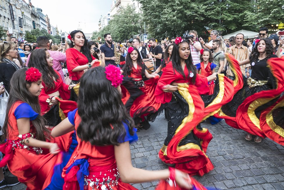 Tradiční průvod při největším světovém romském festivalu Khamoro.