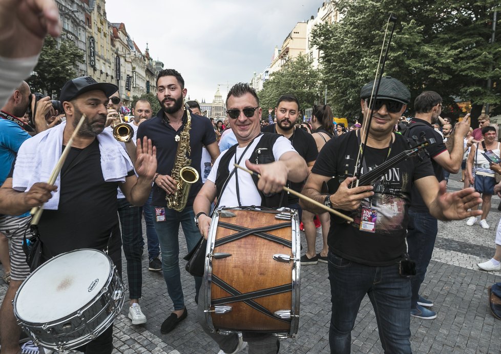 Na průvod do daleka upozorňovala hlučná a rytmická romská hudba, kterou si přišly poslechnout stovky přihlížejících.