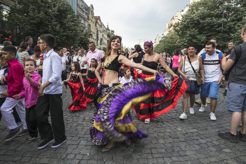 Na průvod do daleka upozorňovala hlučná a rytmická romská hudba, kterou si přišly poslechnout stovky přihlížejících.