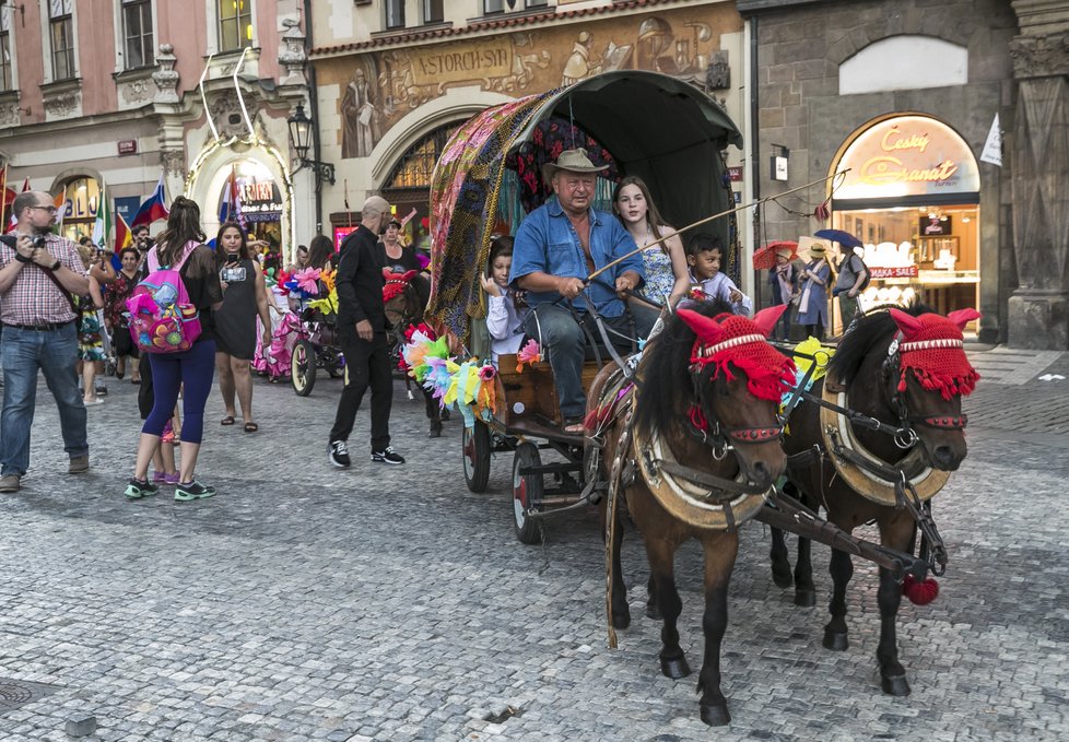 Defilé při romském festivalu Khamoro, které prošlo centrem Prahy z Václavského náměstí na Staroměstské.