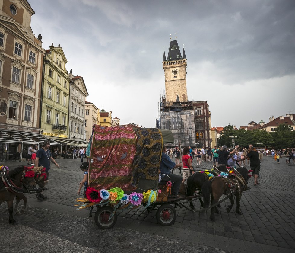 Defilé narušila nepřízeň počasí. Průtrž mračen předčasně průvod ukončila.