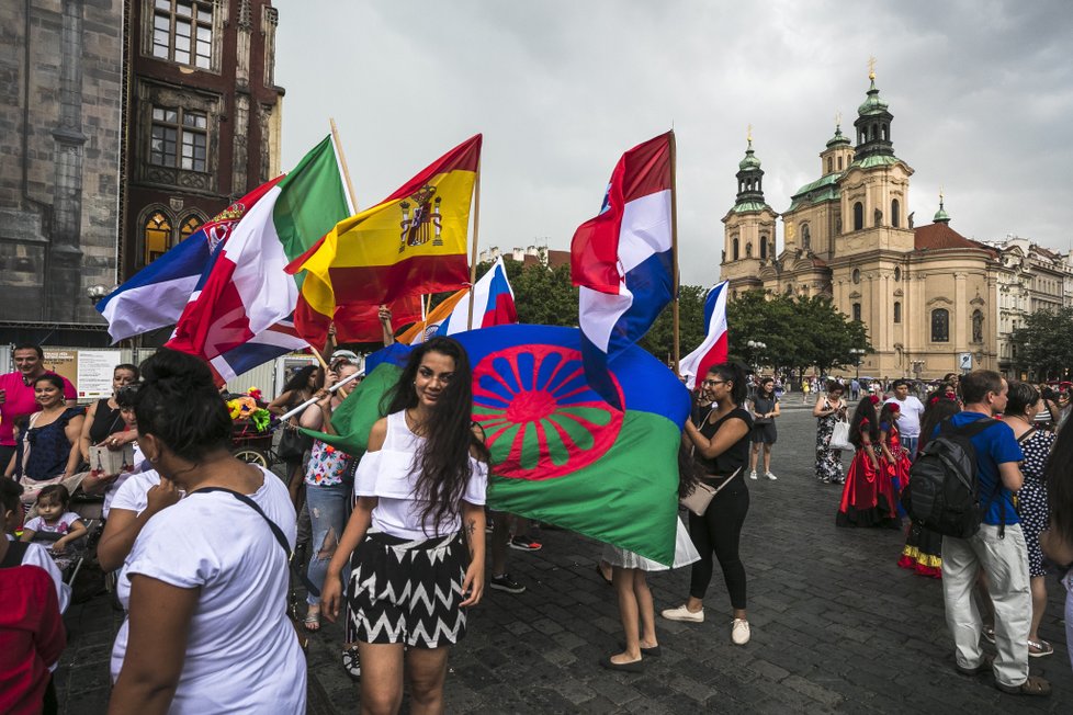 Na Staroměstském náměstí zastihl průvod prudký déšť.