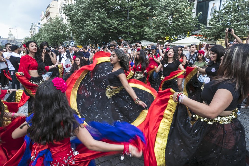 Tradiční průvod při největším světovém romském festivalu Khamoro.