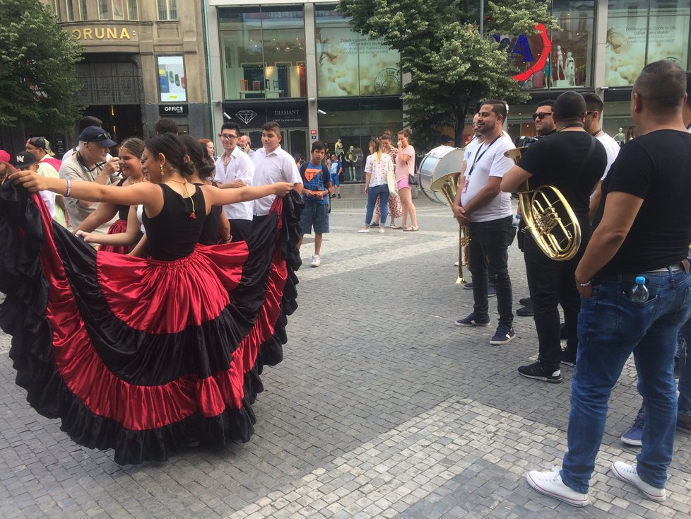 Defilé při festivalu romské kultury Khamoro skýtá vždy zajímavou podívanou.