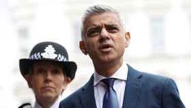 Londýnský starosta Sadiq Khan na obhlídce místa atentátu