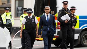 Londýnský starosta Sadiq Khan na obhlídce místa atentátu