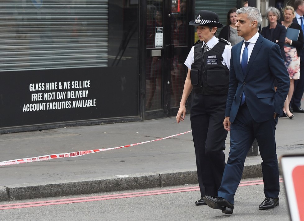 Londýnský starosta Sadiq Khan na obhlídce místa atentátu