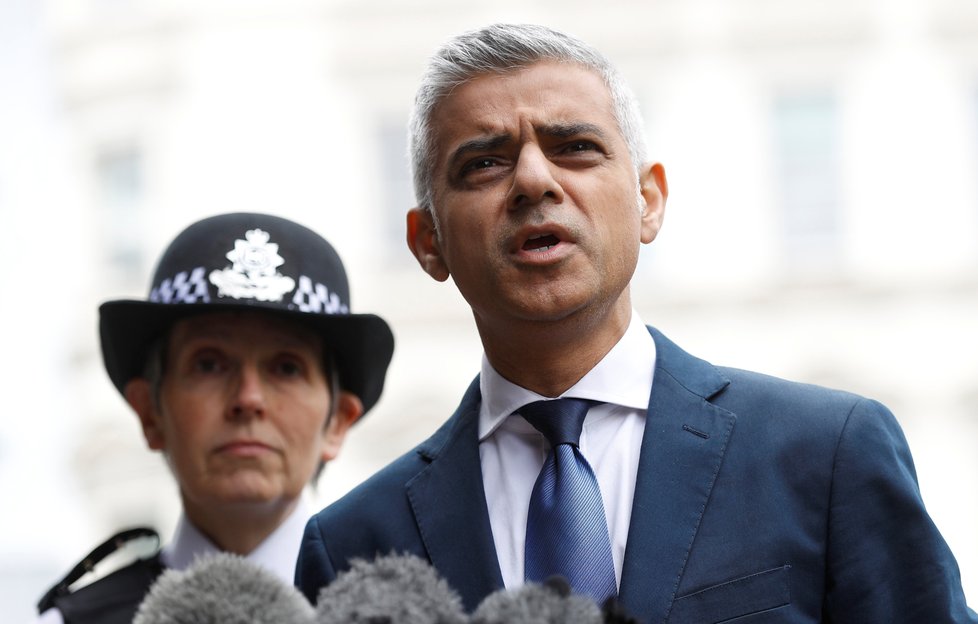 Londýnský starosta Sadiq Khan na obhlídce místa atentátu