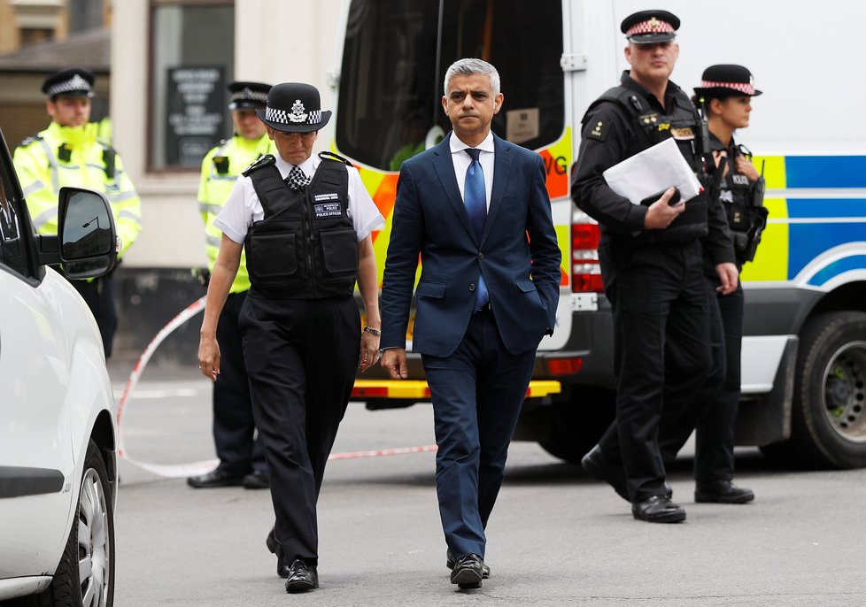 Londýnský starosta Sadiq Khan na obhlídce místa atentátu