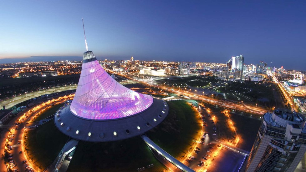 Fascinující centrum zábavy, odpočinku a nákupů Khan Shatyr v hlavním městě Kazachstánu – Nur-Sultanu.