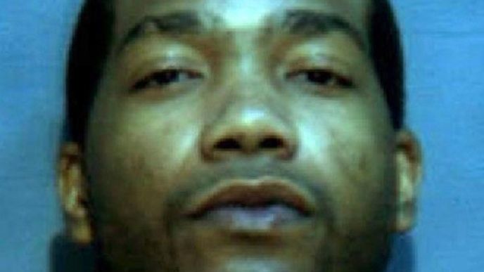 Kharon Davis byl obviněn z vraždy už před 10 lety, ale pořád čeká na soudní řízení.
