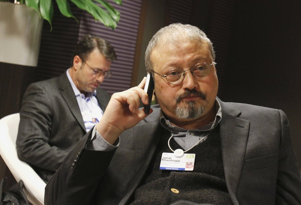 Novinář Jamal Khashoggi byl údajně zabit v budové saudského konzulátu. Jeden z jeho vrahů zemřel při autonehodě.