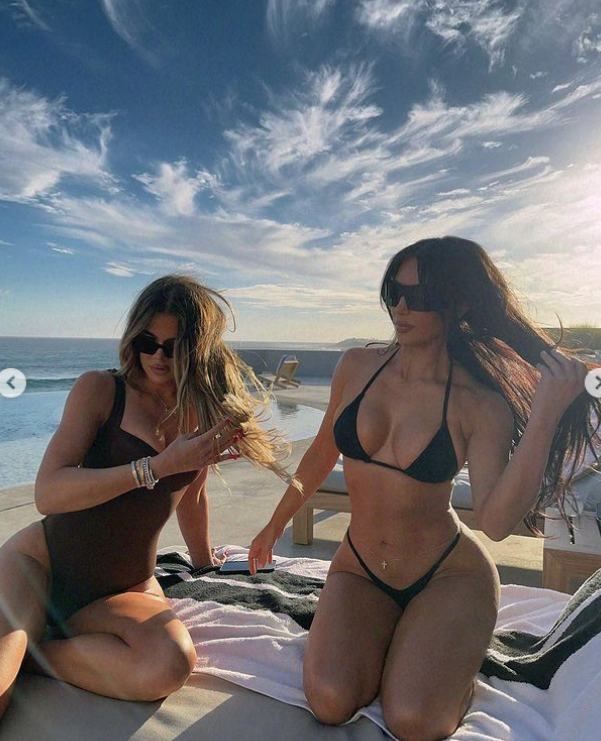Khloé a Kim Kardashianovy dováděly na pláži!