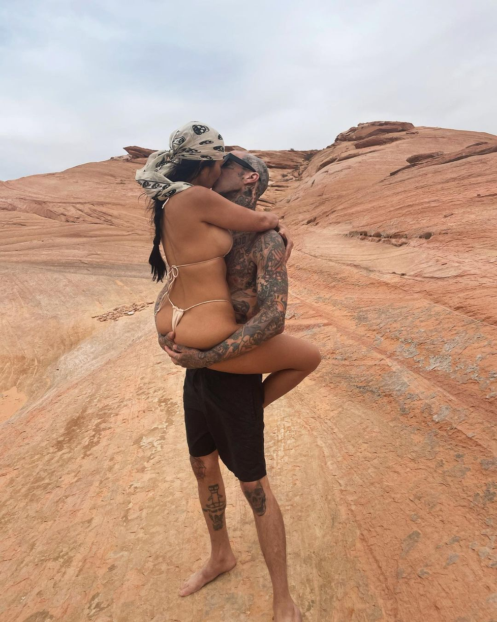 Khloe Kardashian a Travis Barker si užívali v poušti.