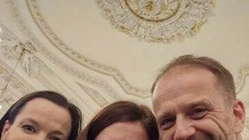 Manželka Karla Janečka se na předávání státních vyznamenání objevila v doprovodu senátora za ODS.